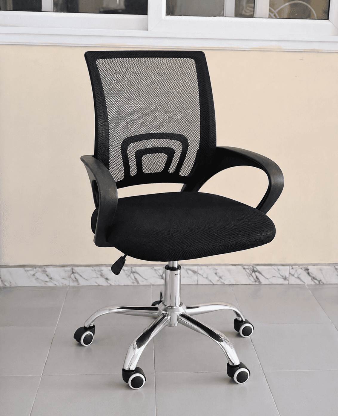 Chaise de bureau ergonomique noire avec dossier en maille et roulettes