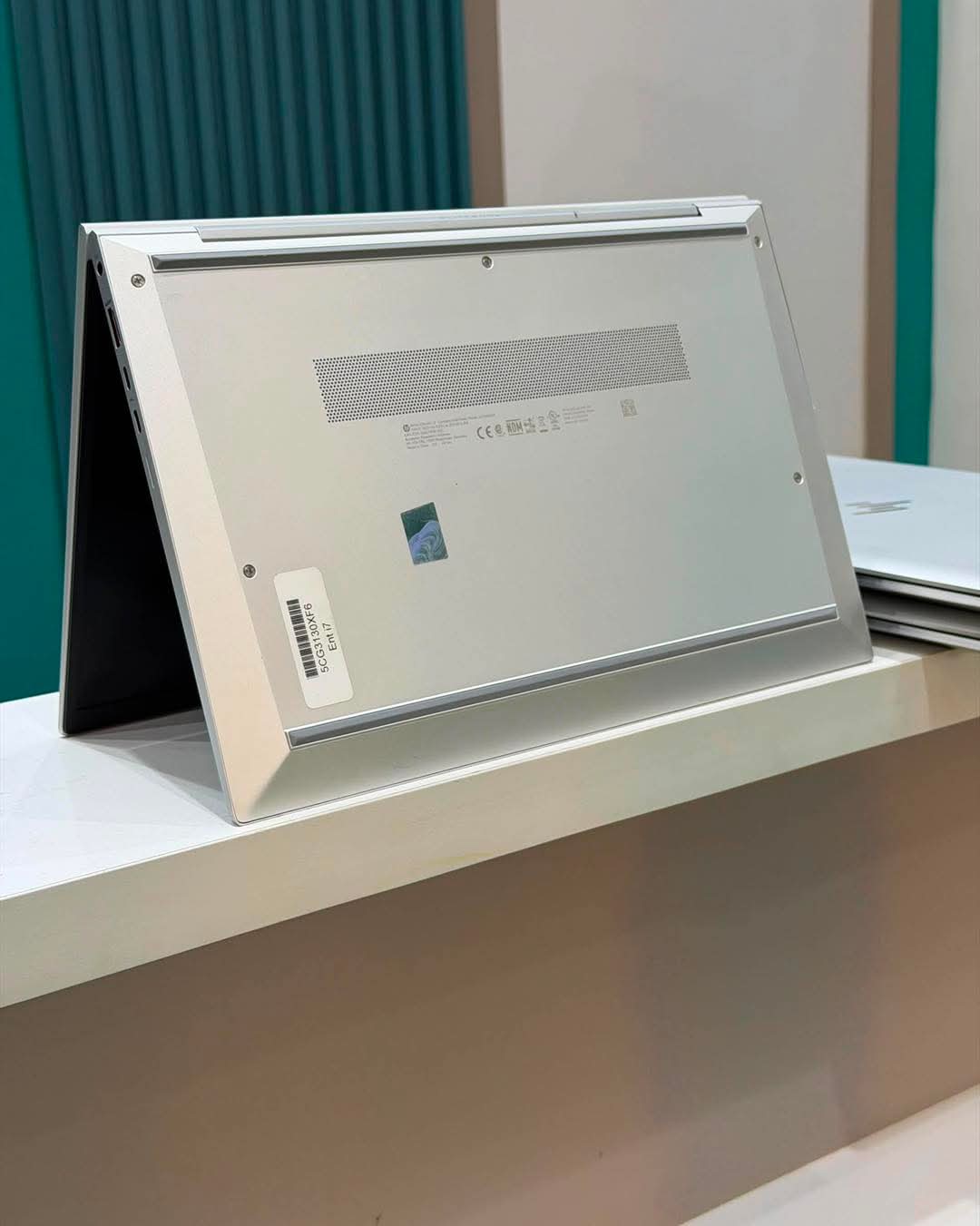 Vue arrière du HP EliteBook 840 G8 avec châssis premium en aluminium