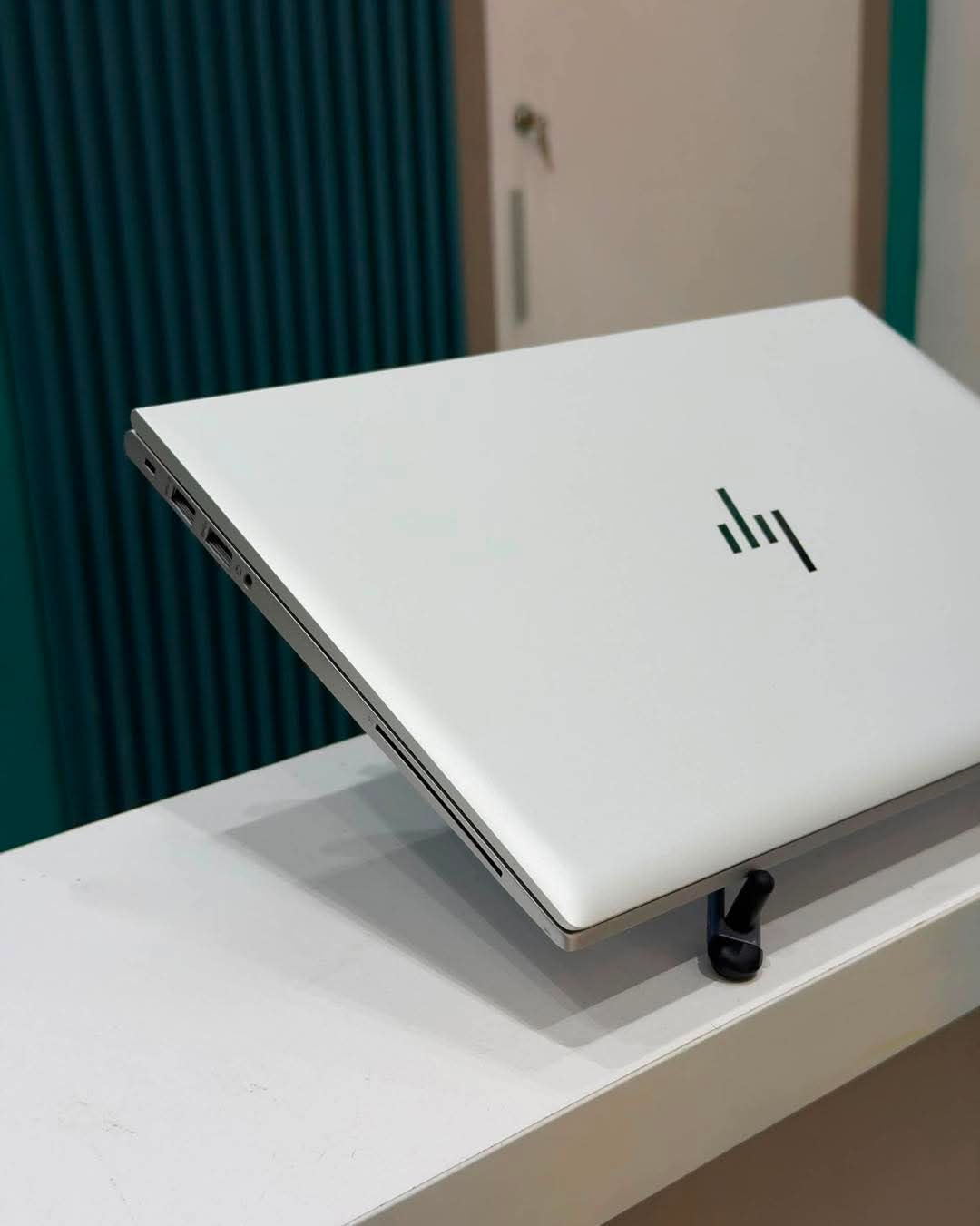 HP EliteBook 840 G8 fermé avec design premium pour professionnels au Sénégal