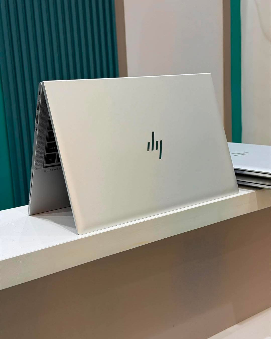 HP EliteBook 840 G8 avec écran 14 pouces Full HD pour travail études et télétravail